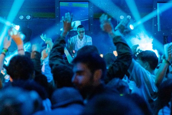 Foule dansant sous lumières bleues