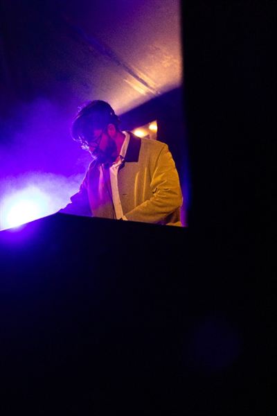 Artiste sur scène avec éclairage violet